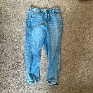 American Eagle Mom Jogger Next Level Stretch Blue Jeans